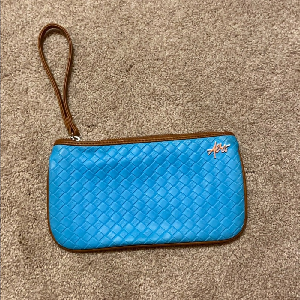 aero wristlet